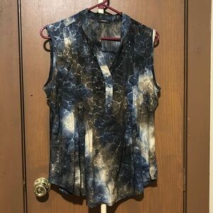 Sleeveless multicolored pleated blue blouse